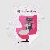 Schwarz-weiße Atomkatzen im Stuhl, rosa Punkte Golfhandtuch (Insitu)