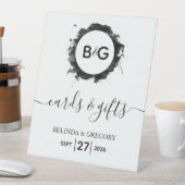 Schwarz-weiße Begrüßungskarten und -geschenke Sockelschild (In Situ)