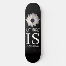 Schwarz-weiße BLUME auf der Skateboard