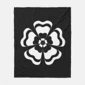Schwarz-weiße Blume Form Monogramm Fleecedecke (Vorderseite)