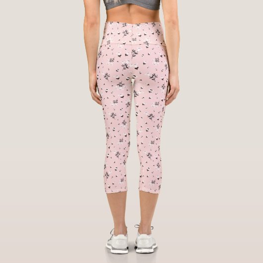 Schwarz-weiße Blume in Rosa Capri Leggings (Rückseite)