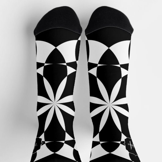 Schwarz-weiße Blume Mandala mosaic Retro Monogramm Socken (Oben)