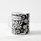 Schwarz-weiße Blume mit Blumen und Wirbel Personal Kaffeetasse (Vorderseite Links)
