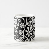 Schwarz-weiße Blume mit Blumen und Wirbel Personal Kaffeetasse (Mittel)