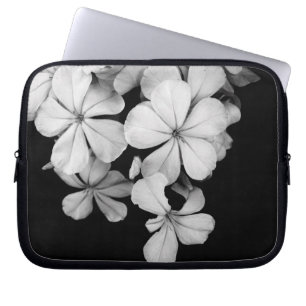 Schwarz-weiße Blumen in Nahaufnahme Laptopschutzhülle