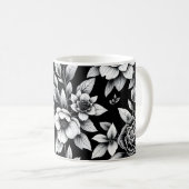 Schwarz-weiße Blumen Kaffeetasse (VorderseiteRechts)
