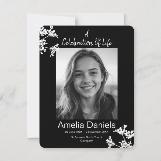 Schwarz-weiße Blumenfeier Lebensfotokarte Einladung (Vorderseite)