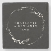 Schwarz-weiße Blumenkreuz-Monogramm Personalisiert Steinuntersetzer (Vorderseite)