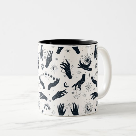 Schwarz-weiße Boho Moon-Hand Zweifarbige Tasse (VorderseiteRechts)