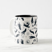 Schwarz-weiße Boho Moon-Hand Zweifarbige Tasse (Vorderseite Links)