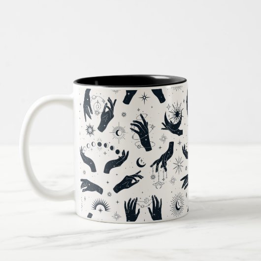Schwarz-weiße Boho Moon-Hand Zweifarbige Tasse (Links)