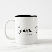 Schwarz-weiße Bow-Schriftzug Mom Established Elega Zweifarbige Tasse (Links)