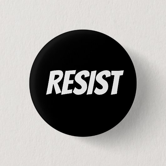 Schwarz-weiße Buchstaben "Resist" - Button (Vorderseite)