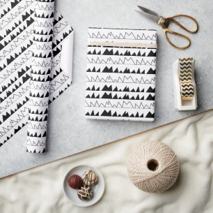 Schwarz-weiße Chevron-Streifen Geschenkpapier