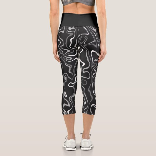 Schwarz-weiße Damaskus abstrakte Wirbel coole Must Capri Leggings (Rückseite)