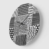Schwarz-weiße Doodle: ethnisch nahtlos Große Wanduhr (Winkel)