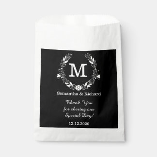 Schwarz-weiße Elegant Floral Wreath Monogram Weddi Geschenktütchen