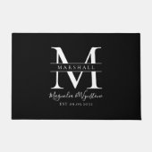 Schwarz-weiße Elegant Monogram Newlyweds Fußmatte (Vorderseite)