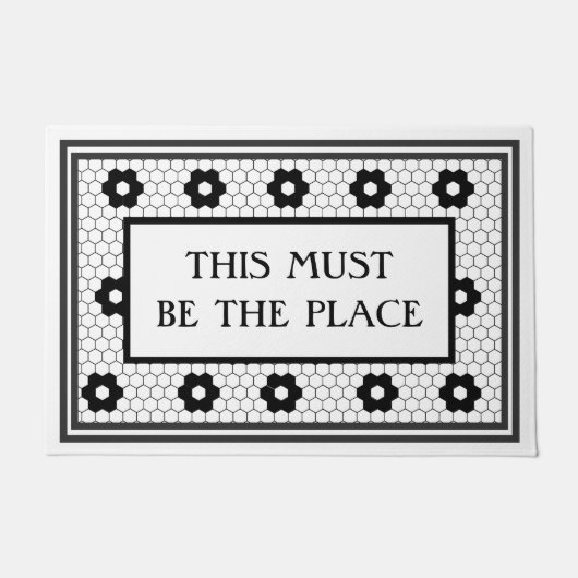 Schwarz-weiße Fliesengestaltung muss an der Stelle Fußmatte (Vorderseite)