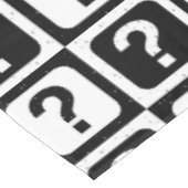 Schwarz-weiße Fragezeichen-Riddle-Block-Monogramm Tischdecke (Schrägansicht)