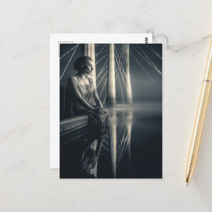 Schwarz-weiße Frau an der Bridge Double Exposure Postkarte