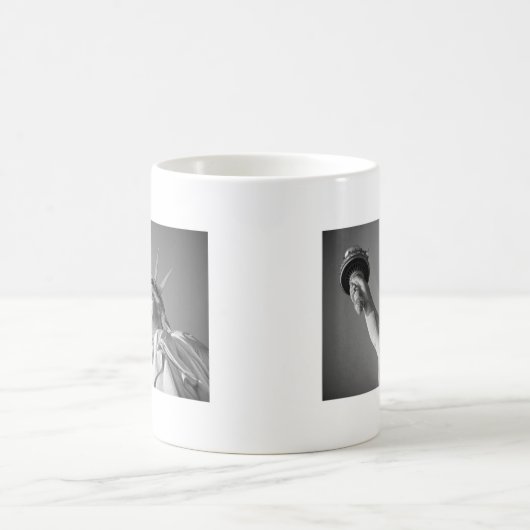 Schwarz-weiße Freiheitsstatue Kaffeetasse (Mittel)