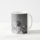 Schwarz-weiße Freiheitsstatue Kaffeetasse (VorderseiteRechts)
