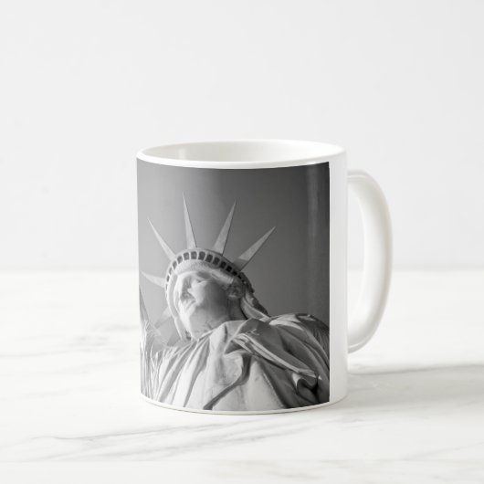 Schwarz-weiße Freiheitsstatue Kaffeetasse (VorderseiteRechts)
