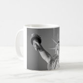 Schwarz-weiße Freiheitsstatue Kaffeetasse (Vorderseite Links)
