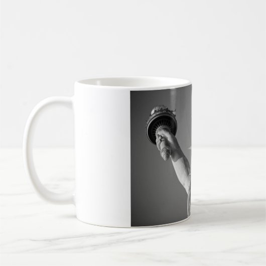 Schwarz-weiße Freiheitsstatue Kaffeetasse (Links)