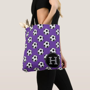 Schwarz-weiße Fußbälle auf violettem Monogramm Tasche