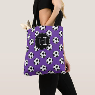 Schwarz-weiße Fußbälle auf violettem Monogramm Tasche