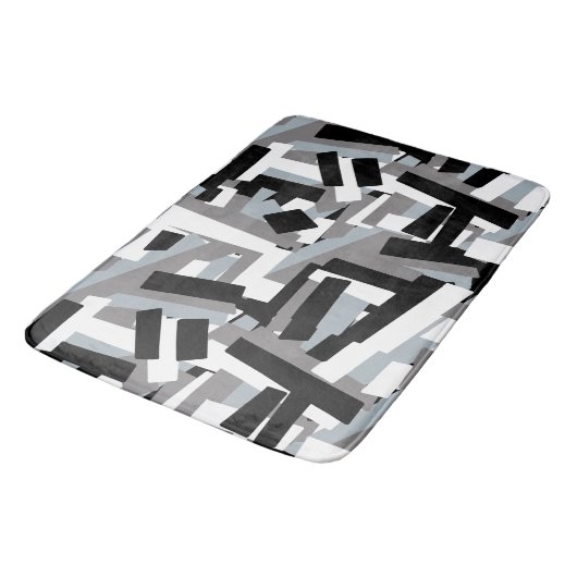 Schwarz-weiße graue Abstrakte geometrische Patches Badematte (Schrägansicht)
