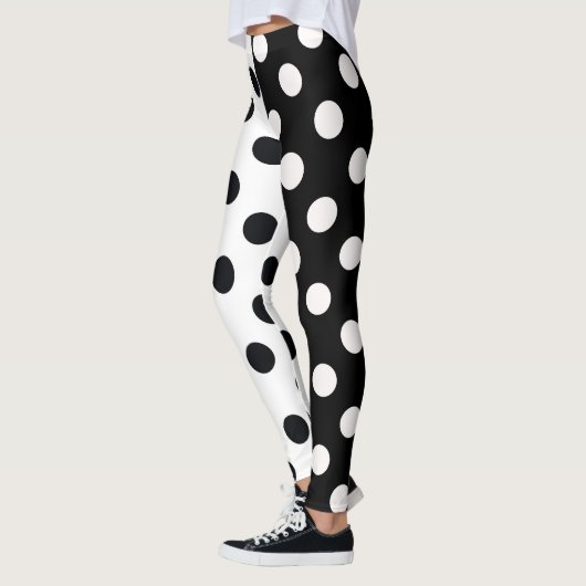 Schwarz-weiße halbe Farbtrennung inverse Polka-Pun Leggings (Links)