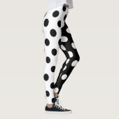 Schwarz-weiße halbe Farbtrennung inverse Polka-Pun Leggings (Rechts)