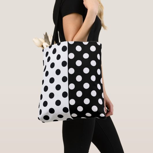 Schwarz-weiße halbe Farbtrennung inverse Polka-Pun Tasche (Von Nahem)