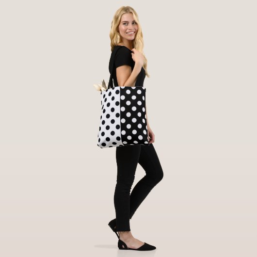 Schwarz-weiße halbe Farbtrennung inverse Polka-Pun Tasche (Am Model)