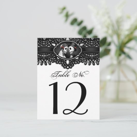 Schwarz-weiße Halloween-Skelettentabelle Nr. Postkarte (Stehend Vorderseite)