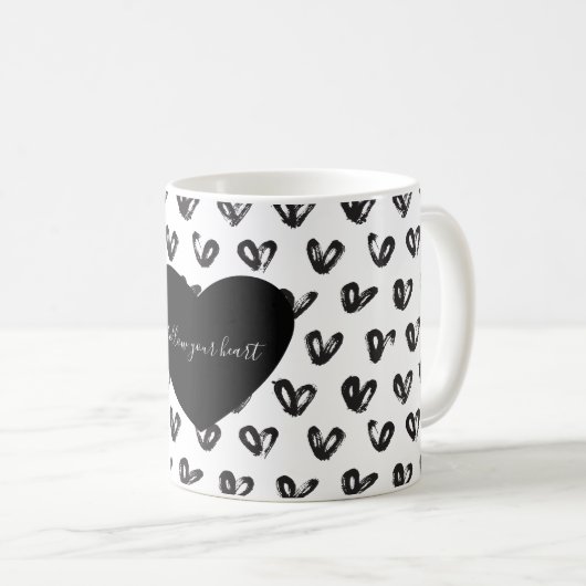 Schwarz-weiße Herzen Kaffeetasse (VorderseiteRechts)