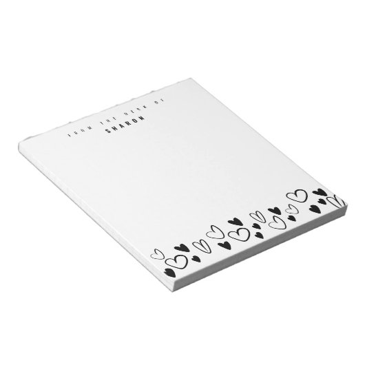 Schwarz-weiße Herzen Vom Schreibtisch personalisie Notizblock (angewinkelt)