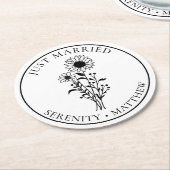Schwarz-weiße Hochzeit mit Blumen Just Married Son Runder Pappuntersetzer (Angewinkelt)
