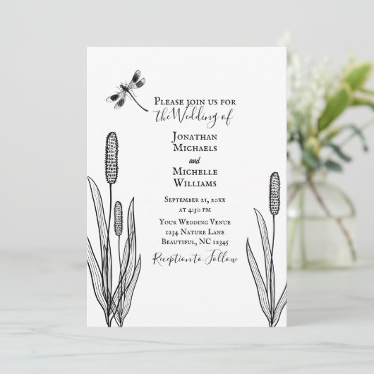 Schwarz-weiße Hochzeit von Dragonfly und Cattails Einladung (Stehend Vorderseite)