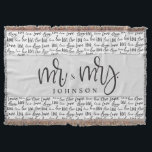 Schwarz-weiße Hochzeitsgeschenke von Mr. und Mrs.  Decke<br><div class="desc">Design "Schwarz-weiße Mr. and Mrs. Verheiratete Liebe Wedding Geschenktüte Donnerplanket": 🤵 👰 Mr. und Mrs. Throw Blanket: Diese Werftdecke ist ein perfektes Hochzeitsgeschenk für die Jungvermählten. Feiern Sie ihre Gewerkschaft mit einer personalisierten und stilvollen Ergänzung zu ihrer Zuhause. 💖 Moderne Typografie: Das Wort "Liebe" in der modernen Typografie steht in...</div>