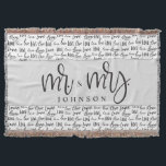 Schwarz-weiße Hochzeitsgeschenke von Mr. und Mrs.  Decke<br><div class="desc">Design "Schwarz-weiße Mr. and Mrs. Verheiratete Liebe Wedding Geschenktüte Donnerplanket": 🤵 👰 Mr. und Mrs. Throw Blanket: Diese Werftdecke ist ein perfektes Hochzeitsgeschenk für die Jungvermählten. Feiern Sie ihre Gewerkschaft mit einer personalisierten und stilvollen Ergänzung zu ihrer Zuhause. 💖 Moderne Typografie: Das Wort "Liebe" in der modernen Typografie steht in...</div>