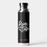 Schwarz-weiße Kalligraphie Bride Stamm Bachelorett Trinkflasche<br><div class="desc">Diese schlichte,  schwarz-weiße Wasserflasche mit individuelle Name kann ein perfektes Bachelorette-Geschenk machen! Personalisieren Sie es einfach mit Ihrem Namen. Sie können auch die Hintergrundfarbe ändern,  klicken Sie einfach auf "Bearbeiten mit dem Designwerkzeug".</div>