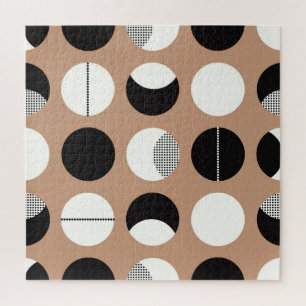 Schwarz, weiße Kreise, brauner Hintergrund. Puzzle