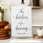 Schwarz-weiße Küche zum Tanzen Funny Quote Handtuc Geschirrtuch<br><div class="desc">Schwarz-weißes Küchentuch mit Funny Zitat Diese Küche ist für Tanzangebot. Personalisieren Sie dieses Handtuch,  indem Sie Ihren Namen oder benutzerdefinierten Text hinzufügen. Wenn Sie keinen Text benötigen,  löschen Sie ihn.</div>
