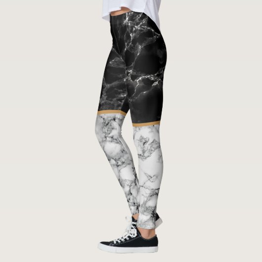 Schwarz-weiße Leggings aus Marmor (Links)