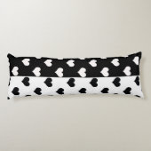 Schwarz-weiße Liebe Herzmuster Seitenschläferkissen (Rückseite)