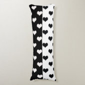 Schwarz-weiße Liebe Herzmuster Seitenschläferkissen (Vorderseite Vertikal)